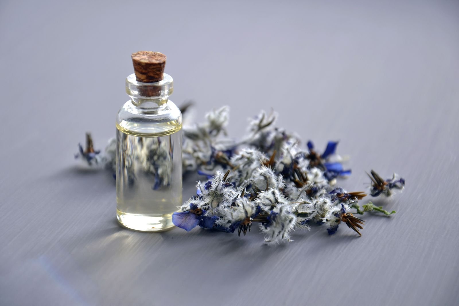 Sourcing Bulk Essential Oils for Hotel and Spa Amenity Programs 1 Bulk essential oils for hotels and spas: amber glass bottle with fresh lavender sprigs